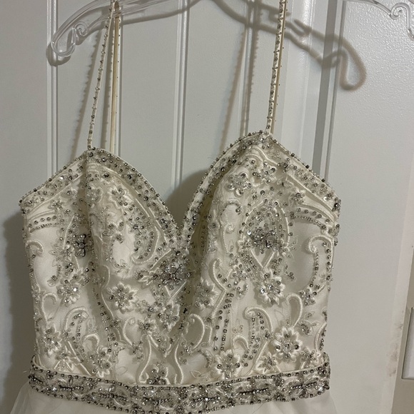 Never worn wedding dress with tags on - Picture 8 of 9